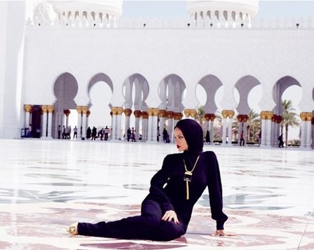 Рианна незаконно проникла в мечеть ОАЭ и устроила скандальную фотосессию