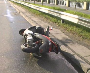 Пьяный водитель скутера врезался во встречный автомобиль в Ижевске