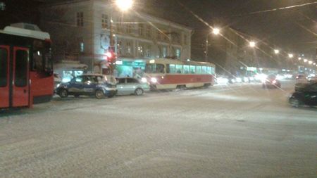Ну улице Ленина из-за аварии парализовано движение трамваев