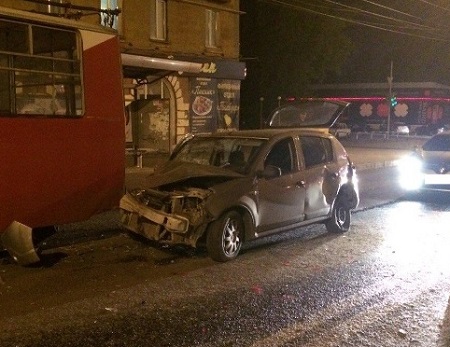 В субботнем ДТП в Ижевске столкнулись три автомобиля и троллейбус
