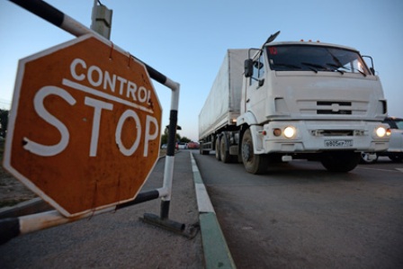 Первый грузовик с российской гуманитарной помощью пересек границу Украины