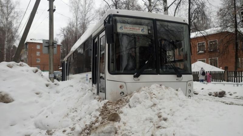 Автобус врезался в сугроб в Воткинске