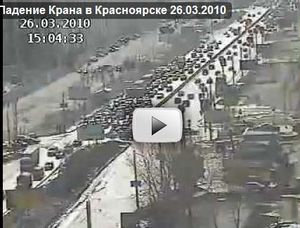 Съемки камеры видеонаблюдения, запечатлевшей  падение крана в Красноярске