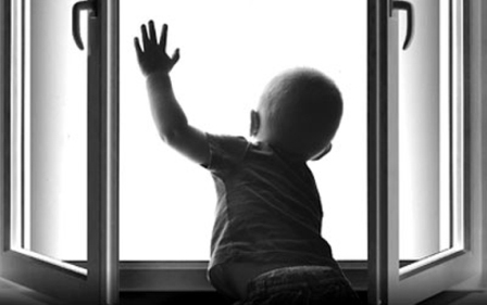 В Ижевске трехлетний мальчик выпал из окна