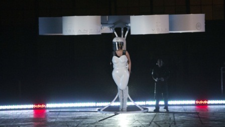 Леди Гага презентовала новый альбом в «летающем платье»