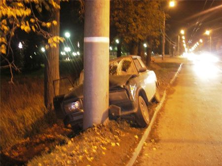 Автомобиль врезался в дерево в Воткинском районе