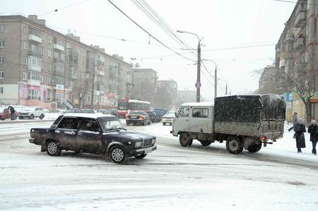 Грузовикам запретили выезжать на дороги Ижевска во время снегопада