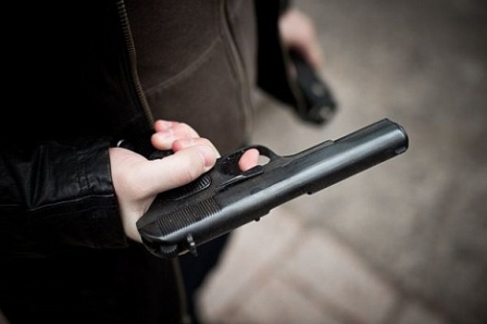 Ижевчанин, угрожая пистолетом жительнице Можгинского района, ограбил ее