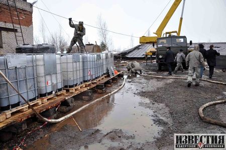 Работы по отделению технической воды от битума продолжаются в Балезинском районе 