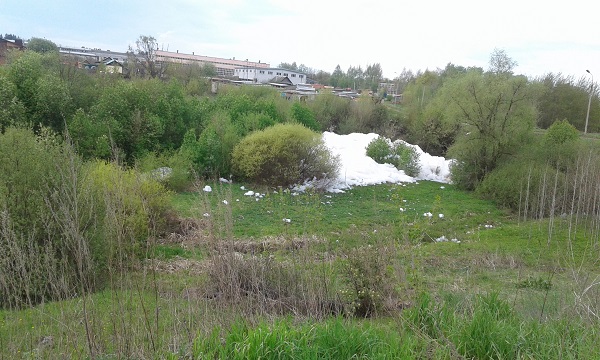 Пенная шапка в реке Старковка образовалась из-за токсичного вещества