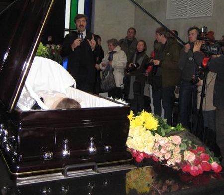 Актриса Любовь Аксёнова показала своё фото в гробу