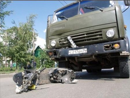 Водитель скутера в Ижевске врезался в КамАЗ