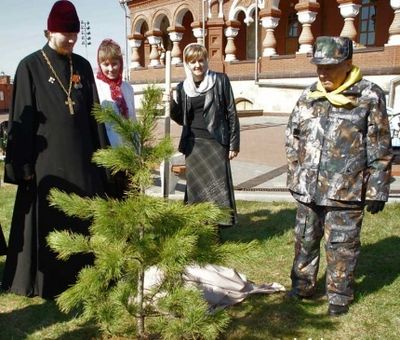 Михаил Калашников посадил кедр на территории Свято-Михайловского Собора Ижевска