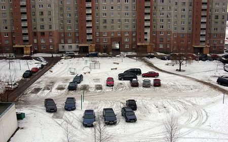 Детскую площадку заменила автостоянка в Ижевске