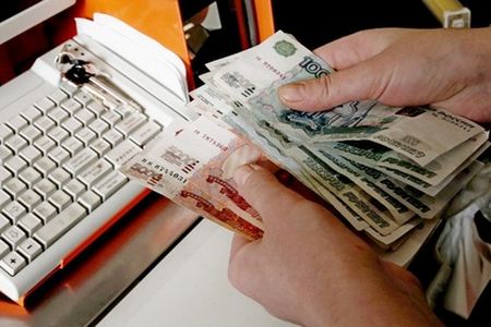 Продавщица из Удмуртии потратила 40 тыс рублей из кассы на друзей и сауну