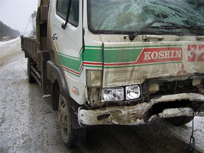 Легковушка вылетела под колеса грузовика в Удмуртии, пострадал водитель