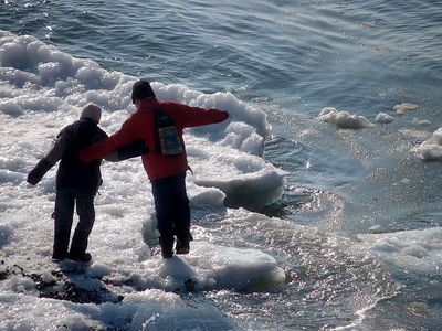 Спасатели предупредили об опасности выхода на тонкий лед ижевского пруда