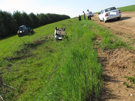Водитель автомобиля «ВАЗ» опрокинулся в Можгинском районе: во время движения у него отсоединилось колесо