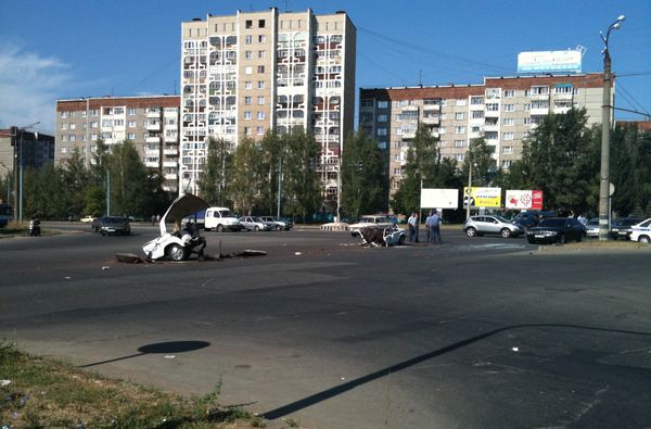 В результате ДТП в Ижевске пополам разорвало «Жигули»