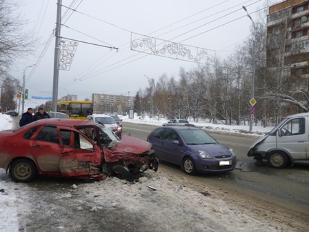 Два автомобиля столкнулись в Ижевске