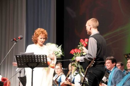 Телеоператор сделал предложение журналистке во время концерта Надежды Уткиной в Ижевске