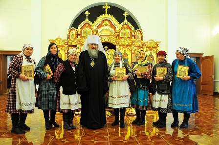 Глава рязанской метрополии подарил «Бурановским бабушкам» иконы