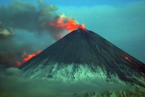 На Камчатке началось извержение высочайшего вулкана континета
