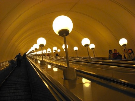 Житель Удмуртии лишился двух пальцев, помогая девушке поднять телефон в московском метро