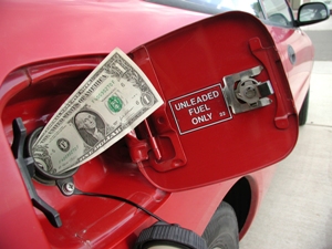 Оптовые цены на бензин снизились на 20%, а на АЗС топливо продолжает дорожать