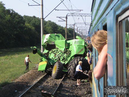 Комбайн столкнулся с локомотивом в Ижевске 