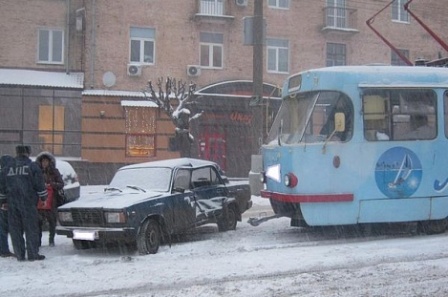 Легковушка врезалась в трамвай в Ижевске