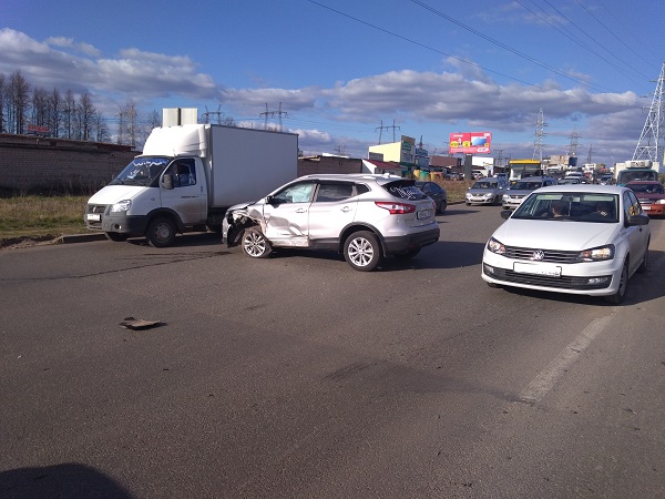 В Ижевске на Воткинском шоссе вчера произошла авария
