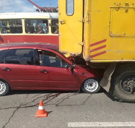В Ижевске погиб рабочий ИжГЭТ, зажатый в ДТП между двумя автомобилями