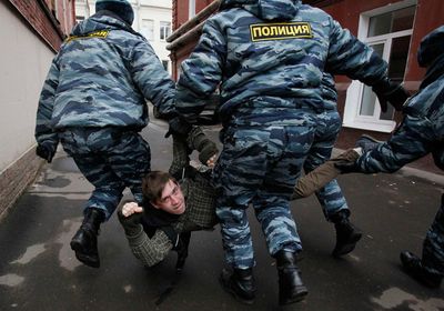 Активист «Другой России» облил прокурора водой