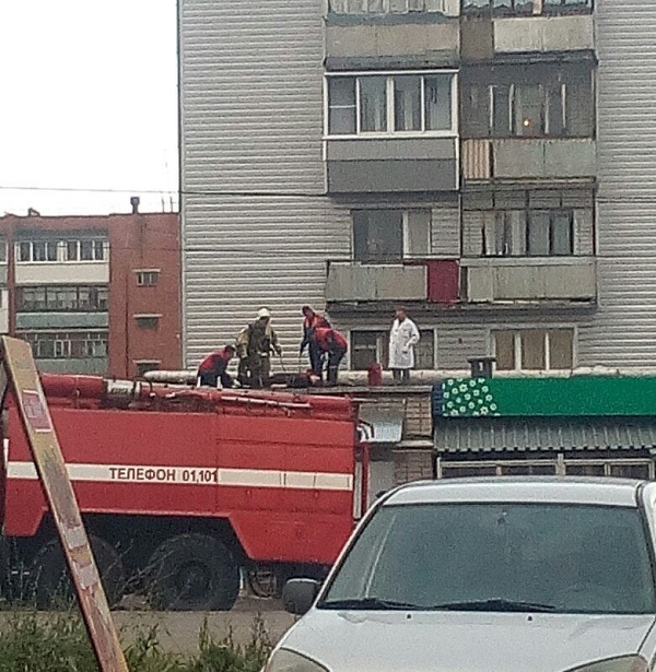 Ижевчанин выпал с балкона на крышу магазина