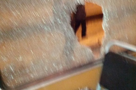 Пьяный ижевчанин в обиде на кондуктора разбил окно троллейбуса битой