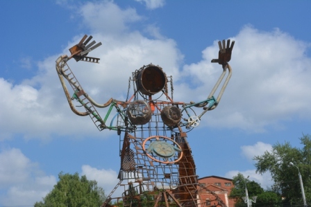 Аллею металлических скульптур открыли на набережной Ижевска