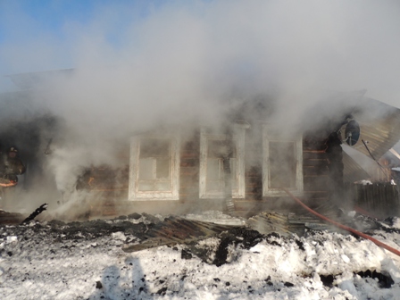 Дом сгорел из-за короткого замыкания электропроводки в Воткинском районе