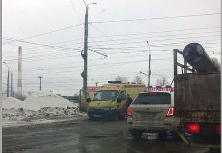 В ДТП в Ижевске встретились ВАЗ-2114 и автомобиль реанимации с работающими проблесковыми маячками