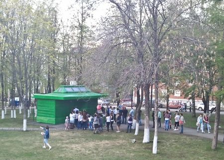 На центральной площади Ижевска после массовых гуляний кусты «благоухали ароматами»