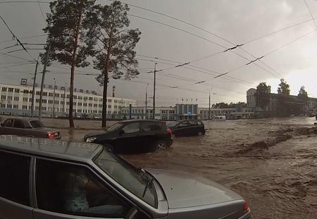 Потоки воды и грязи перекрыли улицу Орджоникидзе в Ижевске
