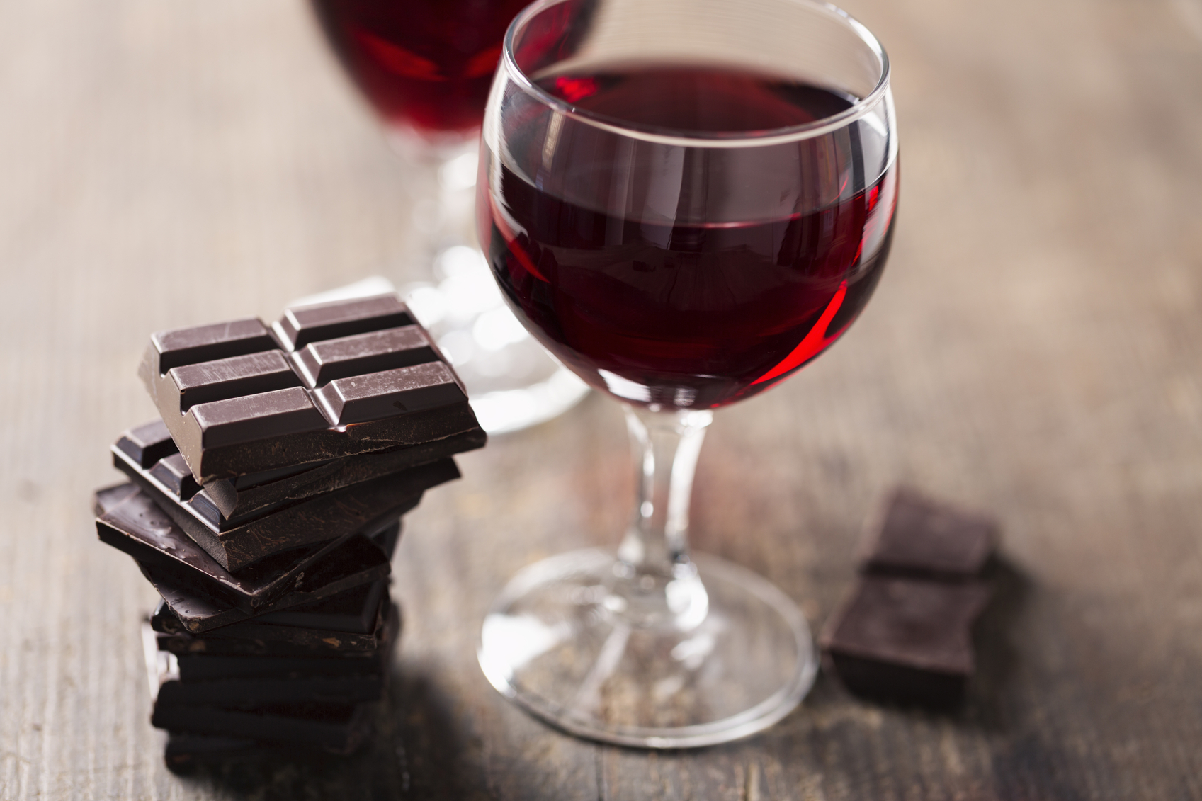 Ученые выявили антивирусный эффект вина и шоколада
