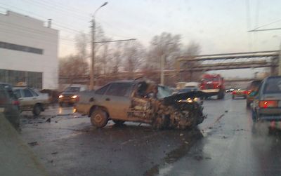 Три машины столкнулись в Ижевске: пострадавших доставали с помощью спецтехники