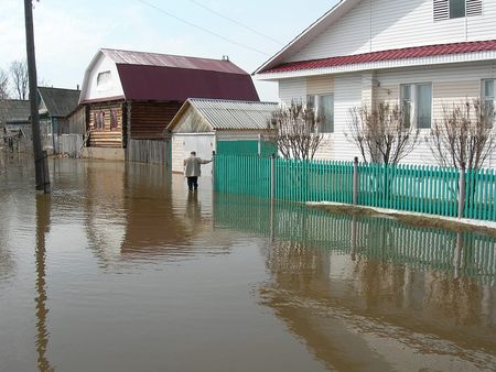 В поселке Ува вышедшая из берегов река затопила  38 домов 
