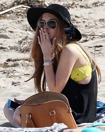 Скандальная звезда Линдси Лохан не выпускала сигарету изо рта на пляже в Малибу