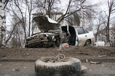 Пьяный водитель врезался в световую опору в Ижевске
