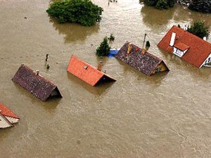 Видео: наводнение в Америке, унесшее жизни 8 человек,  усиливатся