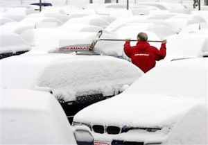 Снегопады в Европе обернулись транспортным коллапсом