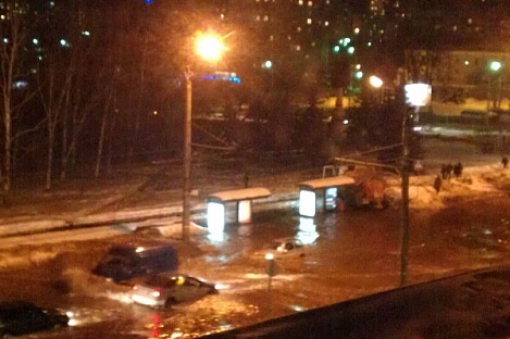 Потоп на Горького в Ижевске: автомобили ушли под воду (видео)