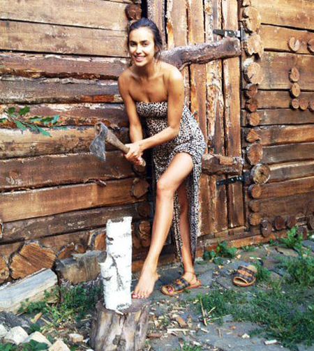 Невеста Роналду Ирина Шейк нарубила дров для своей бабушки